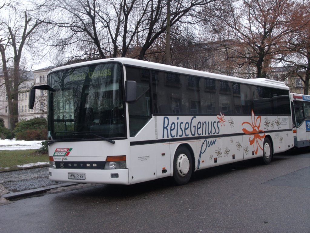 Wagen 2876 | Setra S 315 UL | MW R 87 - parkte in Chemnitz, Richard-Tauber-Strae - am 18.Dezember 2012