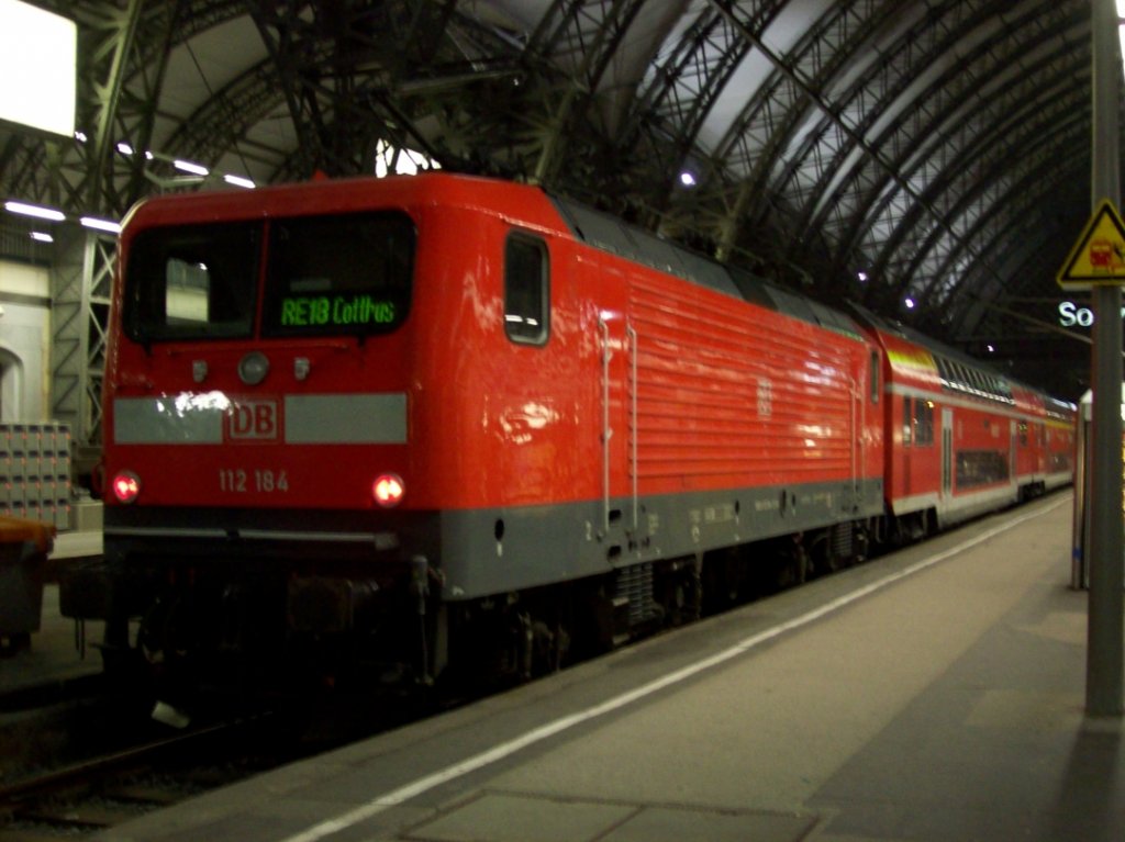 112 184 - mit RegionalExpress - RE 18  Niederlausitz-Elbflorenz-Express  - in Dresden Hbf - am 15.Januar 2013