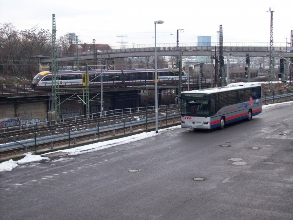Bild des Monats - für Januar 2013. Hier handelt sich um Desiro der Städtebahn Sachsen GmbH (hinten) und MB O 550 Integro - DD RV 1788 (vorn), der Regionalverkehr Dresden GmbH. Bild wurde am 17.Dezember 2012, in Dresden, auf der Treppe zur Budapester Straße aufgenommen.