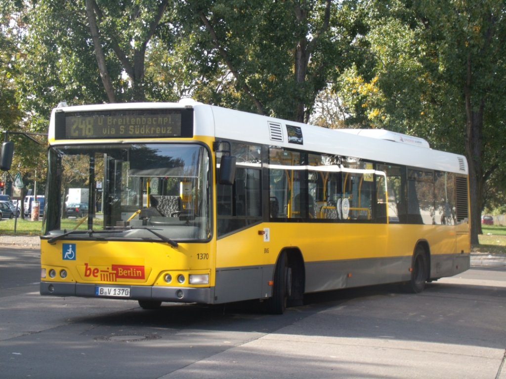 BVG - VOLVO Typ 7000 - B V 1370 - in Berlin, am Ostbahnhof, Buswarteplatz