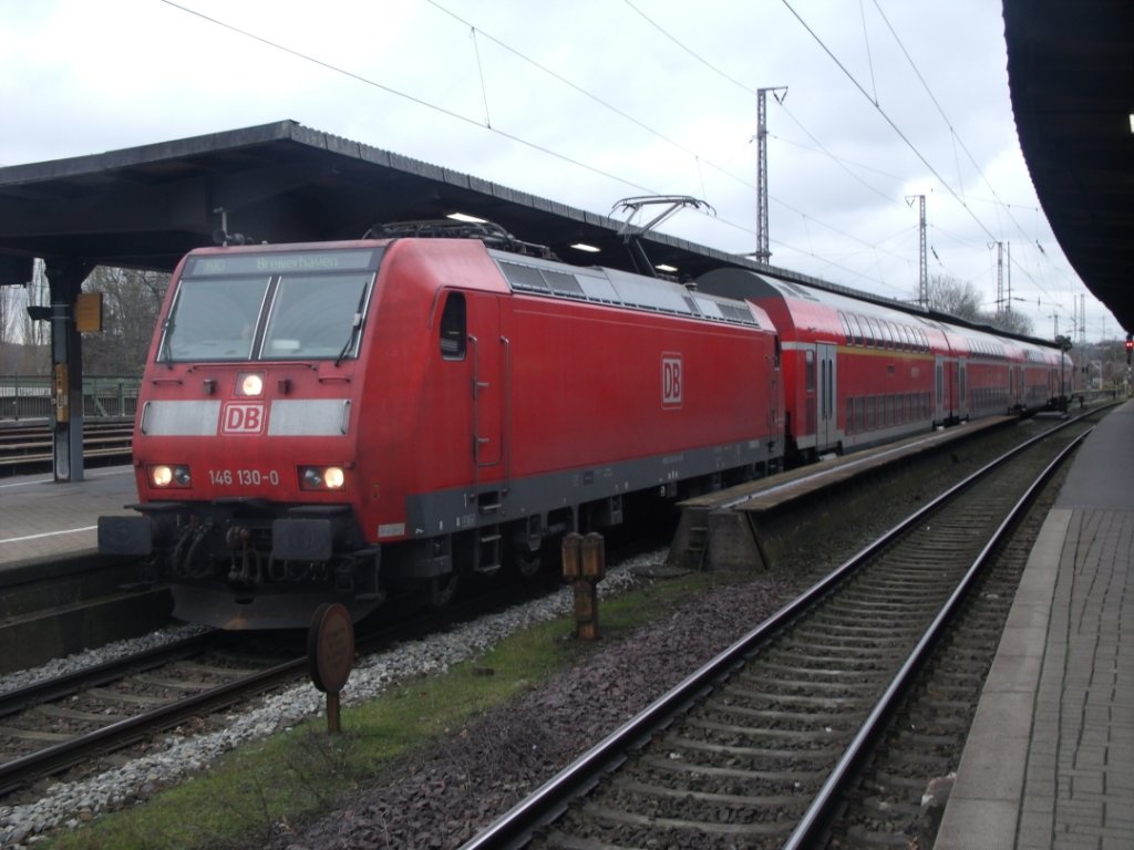 Der RegionalExpress RE 2 (Osnabrck - Bremen - Bremerhaven-Lehe) wird planmig mit einer E-Lok der Baureihe 146 sowie 4 Doppelstockwagen gefahren, wie hier in Osnabrck mit 146 130 - am 29.November 2012
