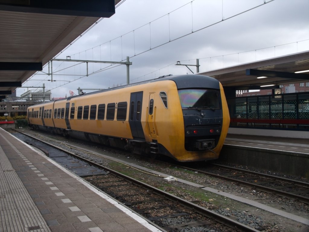 Dieseltriebwagen - der Niederlndischen Staatsbahn - in Enschede - am 27.November 2012