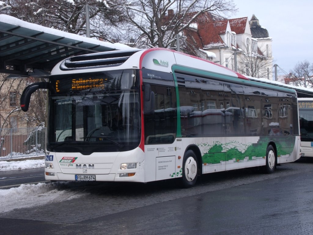 MAN Loin´s City - Hybrid - FG RM 674 - der REGIOBUS Mittelsachsen GmbH, Betriebsteil Dbeln, verkehrt, aber seit kurzen Freiberg, sowie am 5.Dezember 2012 - abgestellt - in Freiberg, Busbahnhof