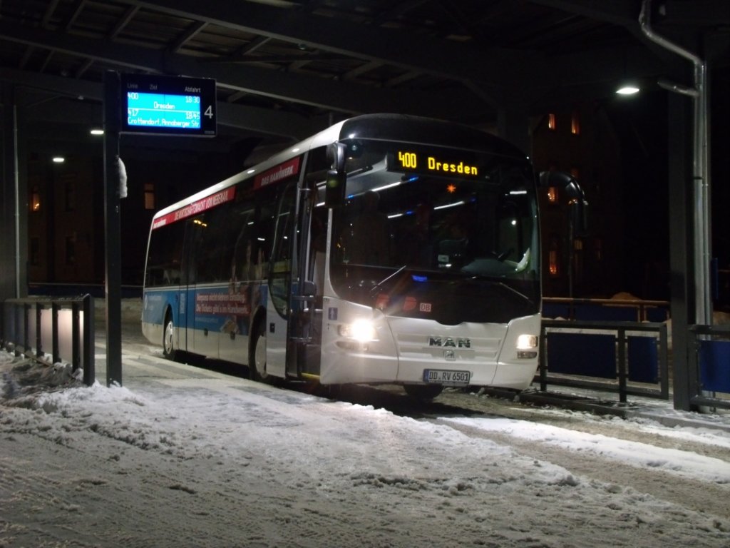 MAN Loin´s Regio - DD RV 6501 - der Regionalverkehr Dresden GmbH - in Annaberg-Buchholz, Busbahnhof - am 5.Dezember 2012.
Diese Firma muß sich am 8.Dezember 2012, von der Linie 400 (Annaberg-Buchholz - Freiberg - Dresden), nach über 80 Jahren verabschieden.