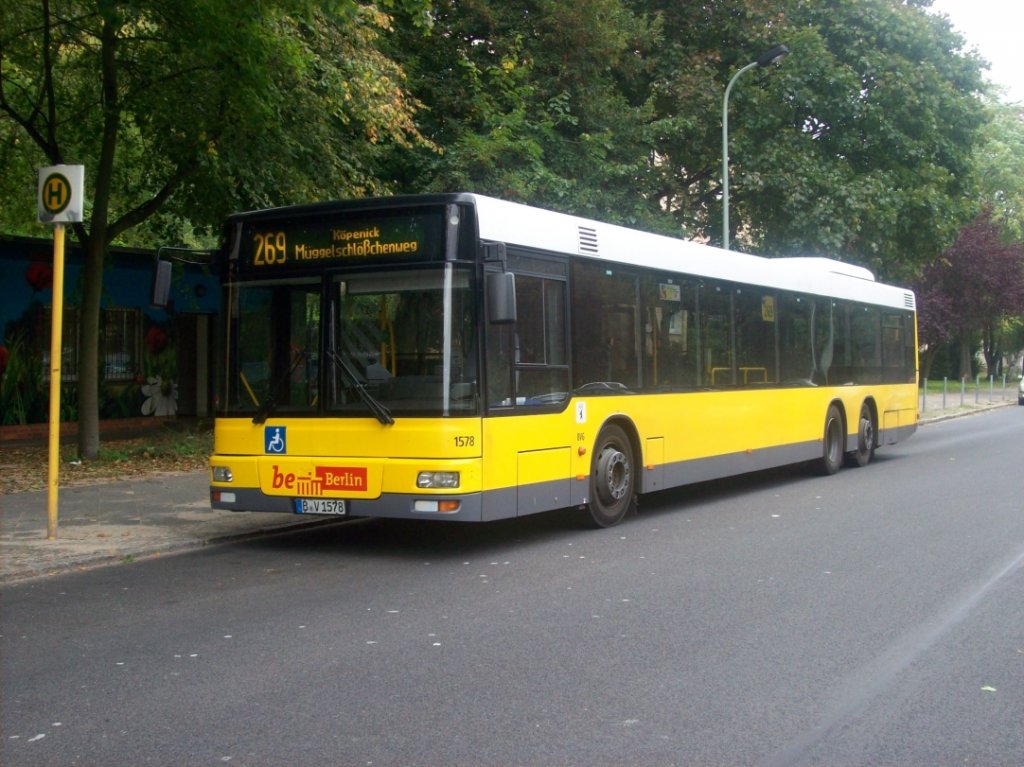 MAN NL 313-15 m - B V 1578 - in Berlin, S Köpenick, Buswartestelle