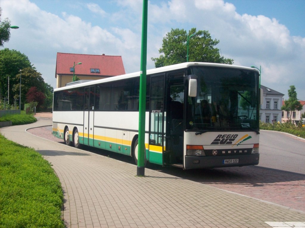 Setra S 319 UL - MW R 122 - in Frankenberg, am Bahnhof