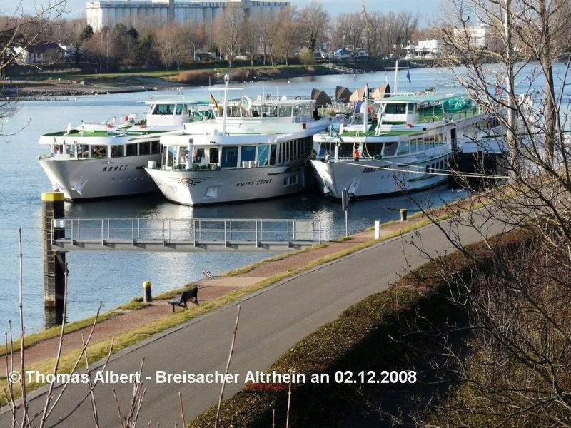 Die beiden franz�sischen Kabinenschiffe  MONET  und  DOUCE FRANCE  haben ihren Schweizer Kollegen  SWISS CROWN  in die Mitte genommen.