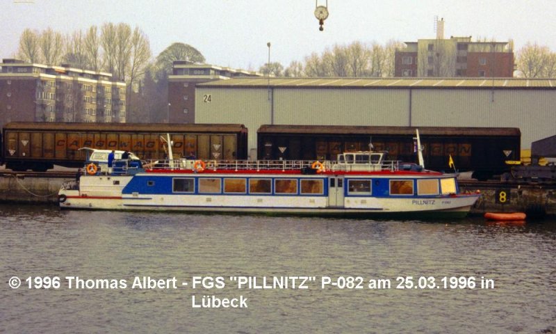 Name:  KASPER OHM  , ex  PILLNITZ  -1996 / Baujahr: 1977 / Bauwerft: Yachtwerft in Berlin-K�penick (Deutschland) / Flagge: Deutschland / L�nge: 28,47 m / Breite: 5,10 m / Tiefgang: 0,90 m / 140 Passagiere (ex 124 Passagiere) / Antrieb: Sch�nebecker Viertakt-Diesel (Typ 6 VK 14,5/12-1 SRW) mit 90 kW (122 PS) / Eigner~Betreiber: Personenschiffahrt GbR Dieter und Olaf Sch�tt in Rostock (ex S�chsische Dampfschiffahrts GmbH & Co. Conti Elbschiffahrts KG in Dresden bis 1996) / Heimathafen: Rostock (Dresden bis 1996) / Fahrtgebiet: Warnow (Elbe bis 1996) / Schiffs- oder Registriernummer: P-082 / Bemerkung: Das Foto zeigt das Schiff noch als  PILLNITZ  bei der �berf�hrung nach Rostock.