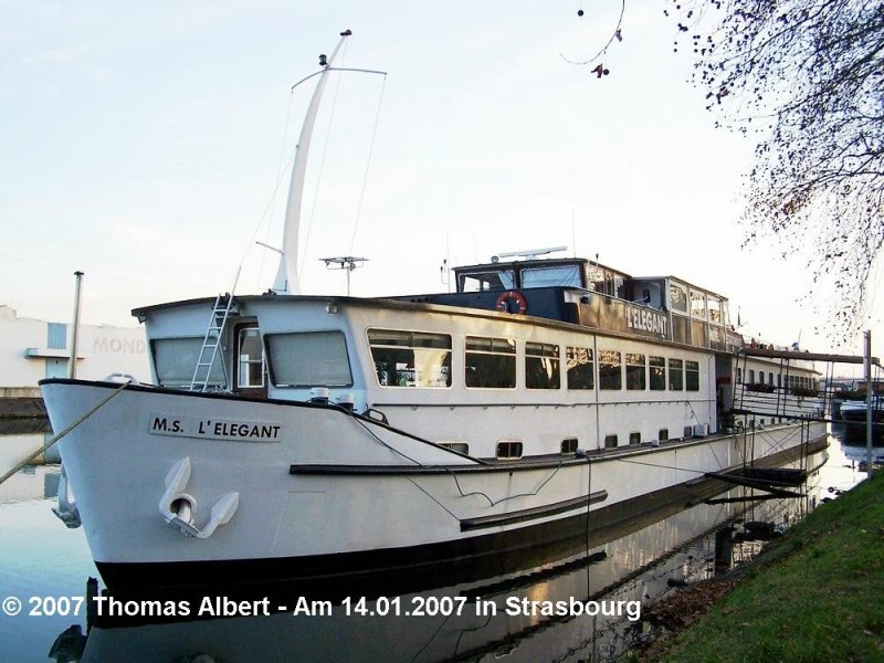 Name:  L' ELEGANT  , ex  HANSI  - 2006 , ex  WATERLAND II  - 1985 , ex  FLUVIUS  - 1979 , ex  RHEIN  - 1968 / Baujahr: 1956 / Bauwerft: Gustavsburger Schiffswerft in Mainz-Gustavsburg (Deutschland) / Flagge: Frankreich (Niederlande bis 1985, Deutschland bis 1968) / L�nge: 64,50 m (43,60 m als Motorschlepper)/ Breite: 8,10 m / Tiefgang: 1,37 m / 80 Passagiere (ex 68 Personen bis 1972)/ Antrieb: 2 x Deutz mit je 425 PS (ex als Schlepper 2 x MAN mit je 600 PS) / Eigner ~ Betreiber: ? , ex Alsace Croisi�res in Stra�burg bis 2006 , ex A.Duizendstra bis 1985 , ex J.M.Kamphuisen bis 1979 , ex Hoesch Reederei & Kohlenhandel GmbH bis 1968 / Heimathafen: Strasbourg (Tolkamer bis 1985, Zwijndrecht bis 1979, Duisburg bis 1968 / Fahrtgebiet: Rhein / Schiffs- oder Registriernummer: 1822477 D , STR 969 F , ex 1822414 , ex 2312702 / Bemerkung: Gebaut als Motorschlepper erfolgte 1968 bis 1969 der Umbau zum Kabinenschiff bei Van Suylekom in Raamsdonksveer. 1972 auf 64 m verl�ngert und seitdem 80 Passagiere. Ab 2006 Hotel- und Restaurantschiff in Stra�burg.