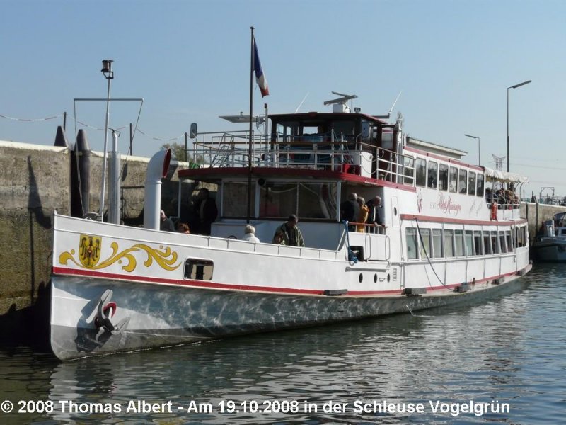 Name:  SCHLOSS MUNZINGEN  , ex  RHEINFELDEN  -1992 / Baujahr: 1925 / Bauwerft: Buss AG in Pratteln (Schweiz) / Flagge: Deutschland (Schweiz bis 1992) / L�nge: 41,60 m /  Breite: 6,50 m / Tiefgang: 1,10 m / 250 Passagiere / Antrieb: 2 x Detroit-Diesel (GM) / Total 540 PS (397 kW) auf zwei Propeller / Eigner~Betreiber: Hermann J. und Christian Goedert GbR in Breisach ~ Breisacher Fahrgast-Schiffahrt GmbH (ex Basler Personenschiffahrts-Gesellschaft bis 1992, ex Basler 
Rheinschiffahrt Aktiengesellschaft (BRAG) bis 1968 , ex Basler Personenschiffahrts-Gesellschaft bis 1928) / Heimathafen: Breisach (Basel bis 1992) / Fahrtgebiet: Rhein / Schiffs- oder Registriernummer: 4307030 / Bemerkung: Urspr�nglich war das Schiff 31,4 m lang und 5,3 m breit, 2 x Gebr. Sulzer-Diesel, je 160 PS, 250 Personen.
1947 Umbau bei Boel in Tamise (Belgien), dabei auf 40 m verl�ngert und nun 450 Personen. 1954 erneut umgebaut 
bei der Rheinwerft Mainz-Mombach in Mainz (Deutschland). Da verl�ngert auf 41,60 m und neue Breite 6,20 m, 
600 Personen, sowie Aufbau eines Oberdecks mit Salon auf halber L�nge. Ebenfalls Einbau der jetzigen Motoren.