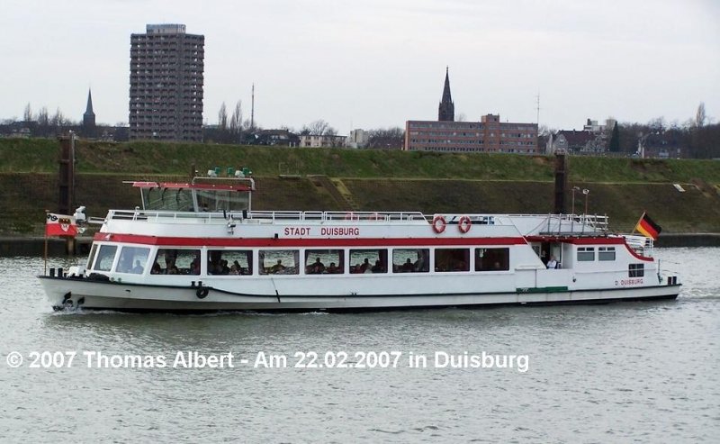 Name:  STADT DUISBURG  / Baujahr: 1963 / Bauwerft: Gustavsburger Schiffswerft in Mainz-Gustavsburg (Deutschland) / Flagge: Deutschland / L�nge: 35,07 m / Breite: 6,85 m / Tiefgang: 1,40 m / 250 Passagiere / Antrieb: 2 x 6-Zyl.-Mercedes-Diesel Reihenmotor Typ OM 407A, je 187 kW auf zwei Schottel-Ruder-Propeller (SRP) / Eigner ~ Betreiber: Duisburger Hafenrundfahrt Gesellschaft (DHG) ~ DHG Weisse Flotte Duisburg GmbH / Heimathafen: Duisburg / Fahrtgebiet: Rhein und Ruhr / Schiffs- oder Registriernummer: ? / Bemerkung: Durch das absenkbare Steuerhaus ist das Schiff kanaltauglich. 