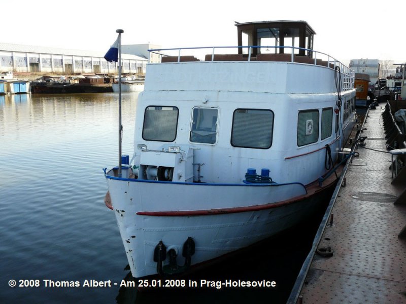 Name:  STADT KITZINGEN  / Baujahr: ? / Bauwerft: ? in ? / Flagge: Tschechien (Deutschland bis vor 2007) / L�nge: 25,00 m / Breite: 5,50 m / Tiefgang: ? m / 250 Passagiere / Antrieb: ? / Eigner ~ Betreiber: unbekannter Eigner aus Praha (Prag) ? , ex Kitzinger Personenschiffahrt / Heimathafen: Praha (Prag) ? , ex Kitzingen / Fahrtgebiet: Moldau ? (ex Main bis ?) / Schiffs- oder Registriernummer: ? / Bemerkung: Bereits seit Sommer 2007 (oder schon l�nger ?) liegt das Schiff abgestellt im Hafen Prag-Holesovice (Tschechien).