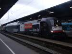 Der, wohl krzte Fernverkehr-Zug in Deutschland, der Hamburg-Kln-Express - HKX 1803, mit einen Doppelstockwagen und Siemens Dispolok - 182 036 (vorn) und 182 034 (hinten) - am 29.November 2012 - in Osnabrck Hbf