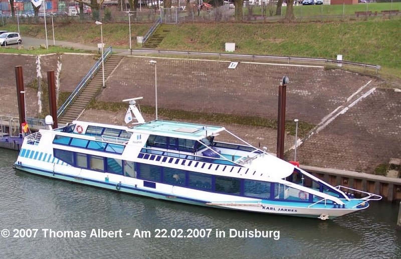 Weiter Fotos:  KARL JARRES  (1992) - Seitenansicht von Steuerbord, leicht von Vorn