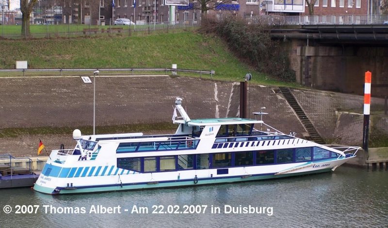 Weiter Fotos:  KARL JARRES  (1992) - Seitenansicht von Steuerbord, leicht von Achtern