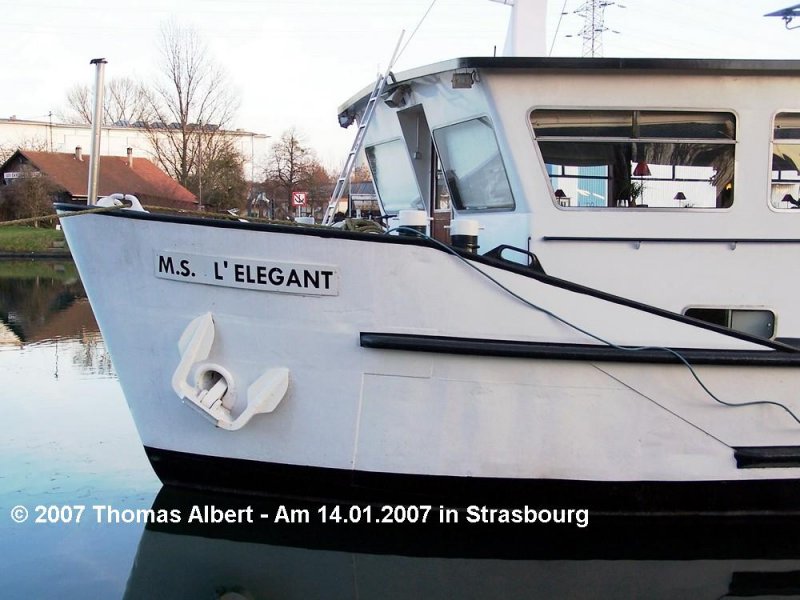 Weitere Fotos:  L' ELEGANT  (1956) - Bugansicht von Backbord. Die Reederei Alsace Croisi�res wurde 1976 von G�rard Schmitter gegr�ndet. 1997 wurde Alsace Croisi�res dann in CroisiEurope umbenannt.