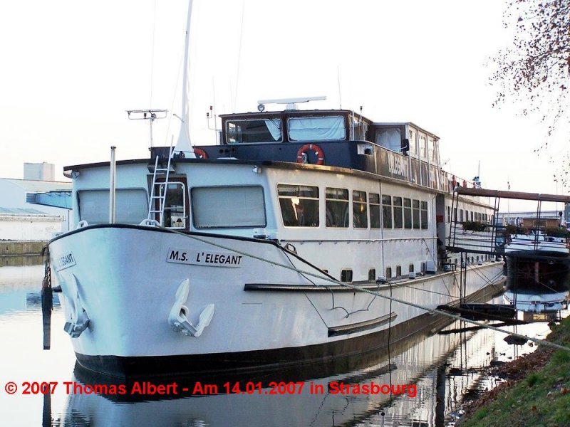 Weitere Fotos:  L' ELEGANT  (1956) - Backbordseite schr�g von Vorn.