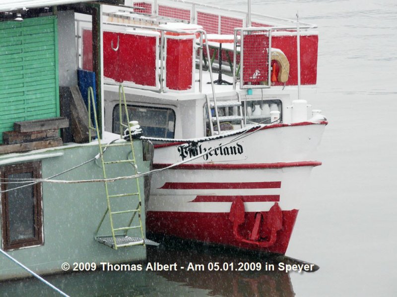 Weitere Fotos:  PF�LZERLAND  (1932) - Bugansicht, Steuerbordseite schr�g von vorn