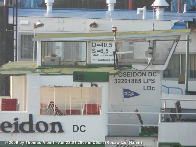 Weitere Fotos:  POSEIDON  (1960) - Das Steuerhaus mit der neuen Schiffsnummer aus Tschechien. An der Steuerhausscheibe die Angabe zu L�nge und Breite des Schiffes.