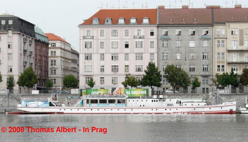 Weitere Fotos:  TYRS  (1958) / Weitere Fotos:  TYR�  (1958) - Steuerbordseite vom anderen Moldauufer aus gesehen.