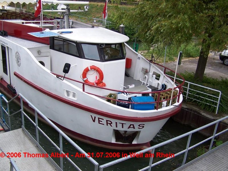 Weitere Fotos:  VERITAS  (2000) - Bugansicht von Steuerbord, schr�g von vorn